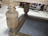 une table en bois avec un vélo en arrière-plan