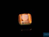 une lumière allumée au milieu d'une pièce sombre