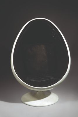 un fauteuil « egg » noir et blanc avec un piètement blanc