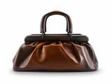 un sac à main en cuir marron muni d'une poignée, sur fond blanc