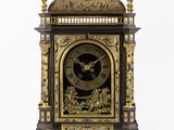 une horloge posée sur une table