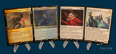 quatre cartes différentes sont représentées en ligne sur un fond bleu