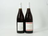 deux bouteilles de vin posées l'une à côté de l'autre sur une table
