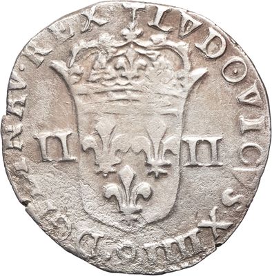 une pièce d'argent surmontée d'une couronne