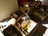 de nombreuses boîtes de nourriture posées par terre