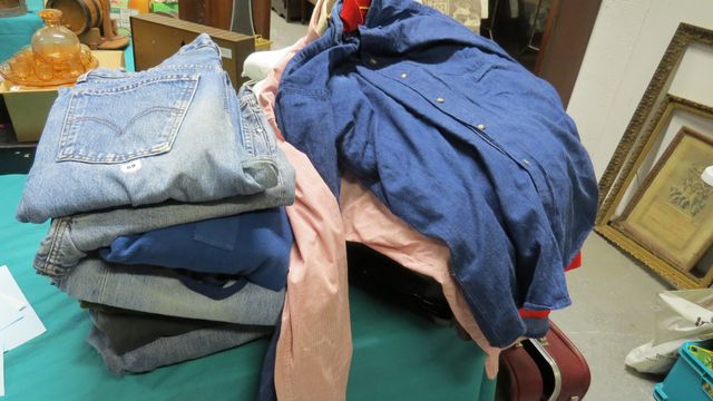 lot de vêtements homme dont jeans Levis