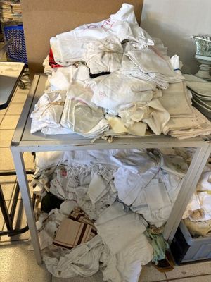 un panier rempli de vêtements posé sur le plan de travail de la cuisine