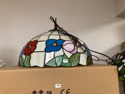 une lampe posée sur une boîte