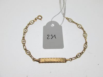 une photo d'un bracelet en or muni d'une étiquette