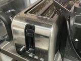 deux grille-pain posés sur une étagère dans une cuisine