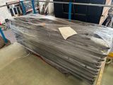 une grande pile de bâches en plastique posée sur une palette