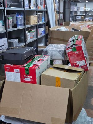 de nombreux cartons posés à même le sol dans l'entrepôt