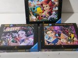 Trois puzzles sont posés sur une table blanche