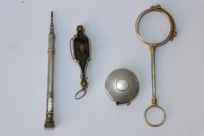 un grand nombre d'objets posés sur la table
