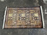 un vieux tapis est posé par terre