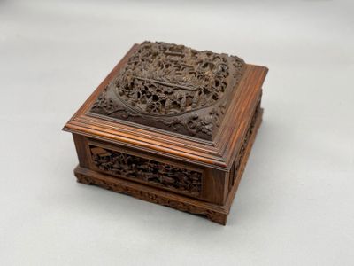 boîte chinoise en bois sculpté, ornée d'un motif floral sur le couvercle