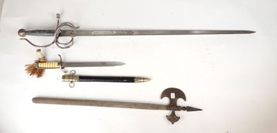 Plusieurs types d'armes sont exposés sur une surface blanche