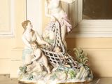 une figurine posée sur une table près d'une fenêtre