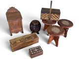 une petite collection de meubles miniatures en bois posés sur une surface blanche