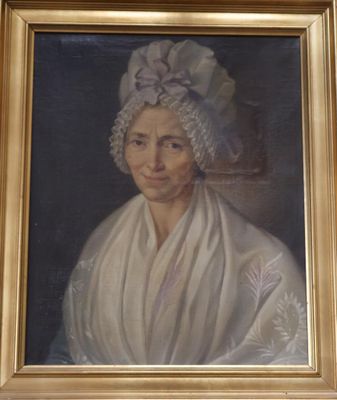 portrait d'une femme vêtue d'une robe blanche et d'un bonnet bleu