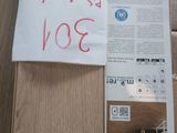 une boîte en bois sur laquelle est apposée une étiquette de prix
