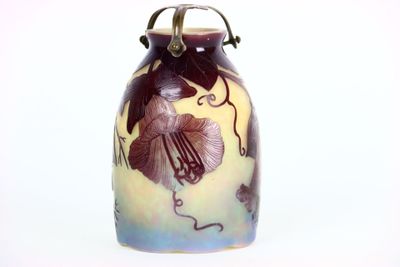un vase muni d'une anse ornée d'un motif floral