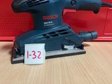 une ponceuse Black & Decker posée sur une table en bois