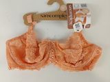 un haut de sport orange auquel est accrochée une pince à linge en bois