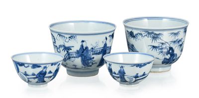 quatre bols et tasses bleus et blancs ornés de motifs
