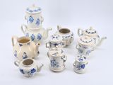 un ensemble de théières et de tasses en porcelaine bleue et blanche