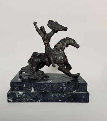 statue en bronze représentant un homme à cheval, posée sur un socle en marbre