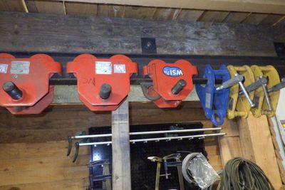 quatre pinces suspendues au plafond d'un atelier