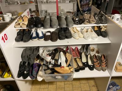 de nombreuses paires de chaussures posées sur une étagère dans une pièce