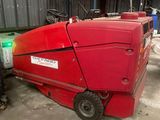 une machine rouge garée dans un entrepôt