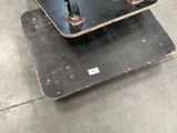 deux skateboards posés l'un sur l'autre par terre
