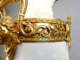 un vase blanc décoré d'or