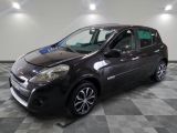 la petite voiture noire est garée dans le garage sur un sol en damier