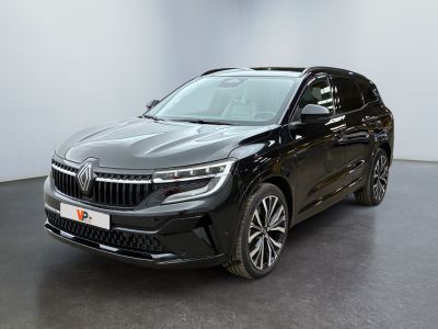 un SUV noir garé dans une pièce aux murs blancs