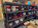 de nombreuses casseroles et poêles sur les étagères de la pièce