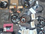 tout un tas de pièces électriques diverses éparpillées par terre