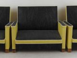 trois chaises noires et jaunes disposées les unes à côté des autres sur une surface blanche