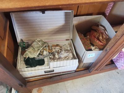 deux boîtes de nourriture posées sur une table