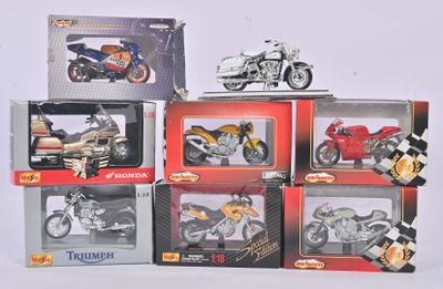 la boîte contient de nombreux modèles différents de motos miniatures