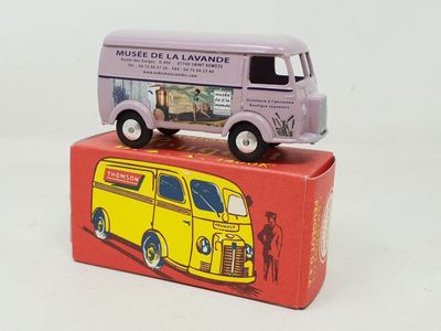 QUIRALU (édition de 2016) Peugeot D4A fourgon couleur MAUVE,…