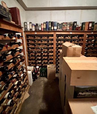 de nombreuses bouteilles de vin sur les étagères de cette cave à vin
