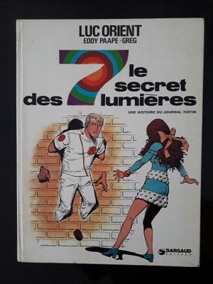 un livre sur lequel figure la photo d'un homme et d'une femme sur un skateboard