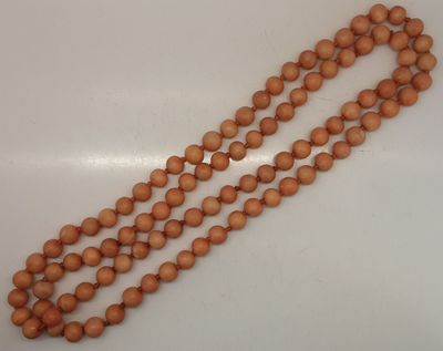 Collier en corail : 210,4 gr. D : 12 mm.