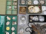 de nombreux bijoux de toutes sortes dans une boîte posée sur la table