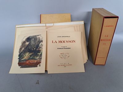 trois livres posés sur une table l'un à côté de l'autre