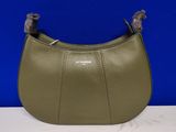 un sac à main en cuir vert orné de deux oiseaux sur la poignée